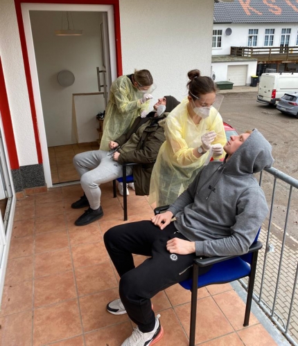 Anka Weix und Katha Thomschewski bei der Corona-Testung 