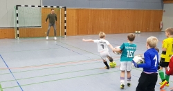 Die Löwen zu Besuch bei der SG Reinhardshagen. Löwen-Torhüter Niklas Hartmann wird geprüft