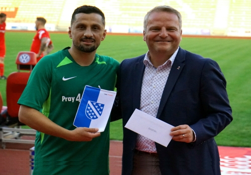 Auch die Stadt Kassel mit Sportdezernet Dirk Stochla überreicht eine Spende an Harez Habib