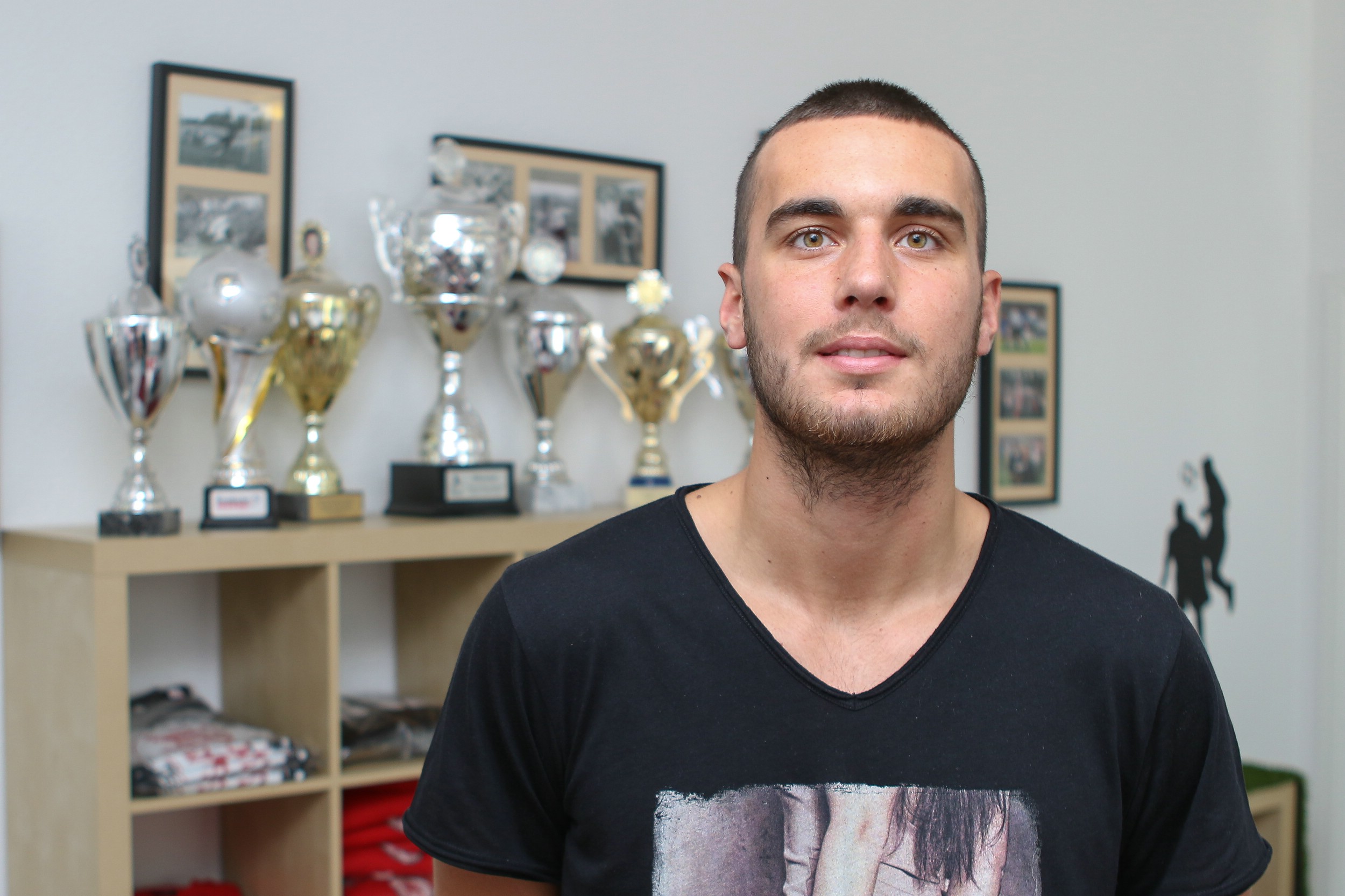 Niklas Künzel nach Vertragsunterzeichnung