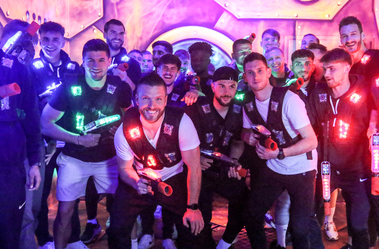 Die Mannschaft beim Lasertag Die Mannschaft beim Lasertag