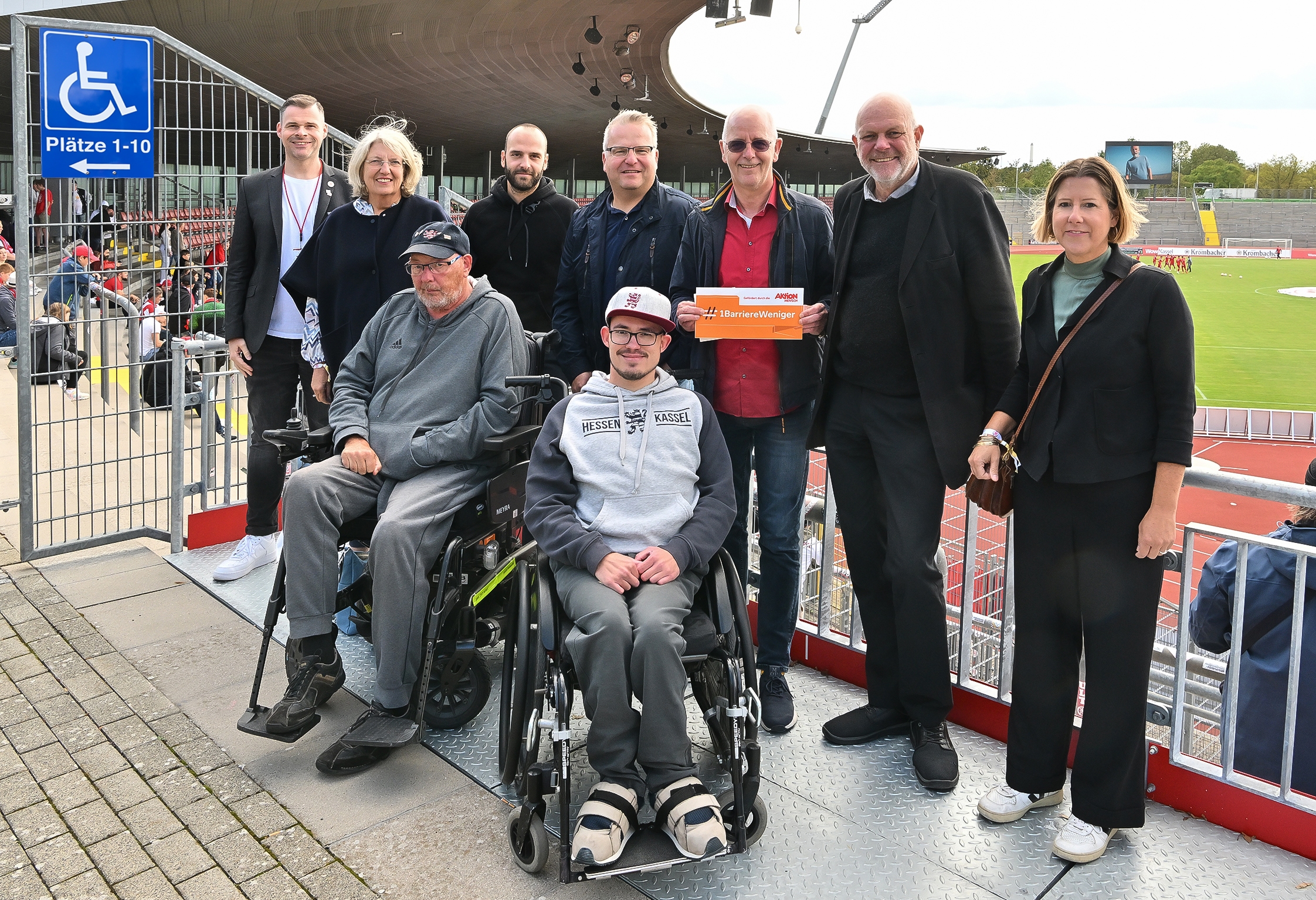 Symbolische Einweihung des neuen Rollstuhlpodest in der Nordkurve des Auestadions. Hintere Reihe v.l.n.r.: Daniel Bettermann, Ilona Friedrich, Gregory Dauber, Dirk Stochla, Sören Link, Christof Nolda, Nadine Rost, vordere Reihe: Rollstuhlfahrer Tobias Hupfeld (2.v.r.) Symbolische Einweihung des neuen Rollstuhlpodest in der Nordkurve des Auestadions. Hintere Reihe v.l.n.r.: Daniel Bettermann, Ilona Friedrich, Gregory Dauber, Dirk Stochla, Sören Link, Christof Nolda, Nadine Rost, vordere Reihe: Rollstuhlfahrer Tobias Hupfeld (2.v.r.)