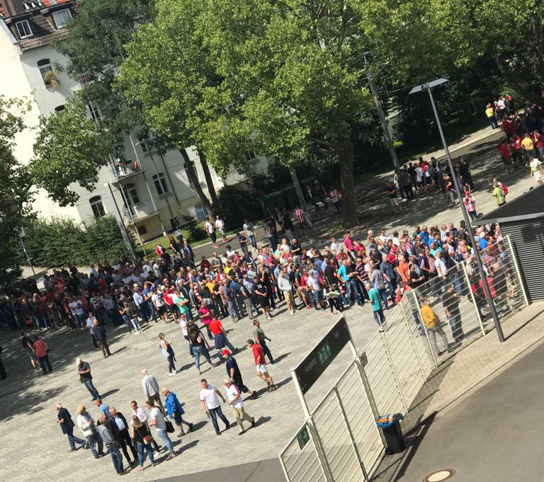 Lange Schlangen vor dem Auestadion