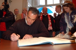 http://www.dasbesteausnordhessen.de/pictures/TNARTIKEL08-05-27-94129_adler_goldene_buch.jpg