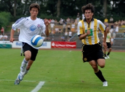 Duell zwischen Florian Heussner (L) und BVB- St&uuml;rmer Nelson Haedo Valdez (Szene aus Vorbereitungsspiel in G&ouml;ttingen vor zwei Jahren)