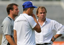 Harez Habib inmitten seiner Chefs: Trainer Mirko Dickhaut (L) und KSV- Vorstandsvorsitzender Jens Rose (R)