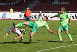 Zur Sache und ab und zu in Kreuz ging es im Kreuzeichestadion zwschen SSV kontra KSV, hier Szene aus dem Hinspiel im Auestadion