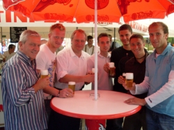 Löwenauf Wehleider Kirmes mit (v.l.): KSV- Aufsichtsrat Holger Günter, Düs-Wirt Kostas Vick,