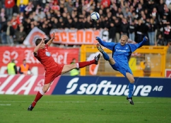 Heißer Derby- Tanz mit KSV- Youngster Florian Heussner (L)