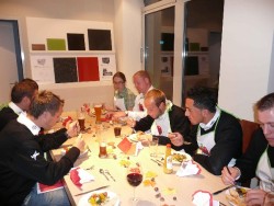 Liessen es sich schmecken (v.l.): Daniel Möller, Sascha Streubert, Nina Jakob und ihr Freund Sebastian Busch, René Ochs, Harez Habib sowie KSV- Physiotherapeut Niko Siebert