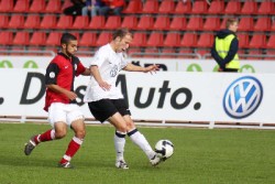 Einer der torgefährlichsten Defensivspieler der Liga: Christoph Keim, r., erzielte im Hinspiel mit links das wichtige Führungstor beim 2:0-Endstand