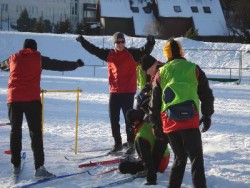 Winter-Neuzugang Sebastian Gundelach (2.v.l.) bejubelt einen Torerfolg beim Frisby-Spiel auf Skiern