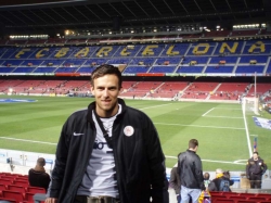 Auch Philip Herbold, der aus seiner Hannoveraner Zeit auch die dortige TUI-Arena kennt, freute sich über das Erinnerungsfoto aus dem Fußballtempel von Barca