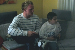 Dennis Lamcyzk und Stefano an der Playstation