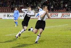 Synchron-Jubeln...Thorsten Bauer & Kevin Wölk,li., nach Bauers fünftem Hessenderby-Tor im Auestadion in dieser Saison