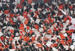 Fans in rot-weiß...diesmal kommen auch Anhänger der MT Melsungen und Kassel Huskies hinzu