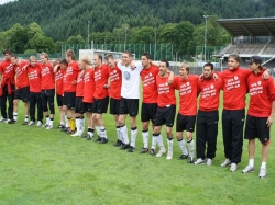 Kapitän Thorsten Schönewolf beim Abschied inmitten seiner Mannschaft