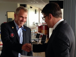 Der hessische Innenminister Boris Rhein bei der Vergabe von Landesmitteln an das KSV-Fanprojekt, hier mit Jens Rose