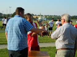 Jens nimmt den Pokal entgegen