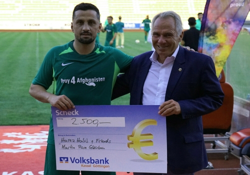 Spende über 2.500 Euro von Martin Rose Gleisbau. Im Bild Harez Habib mit KSV-Vorstand Jens Rose