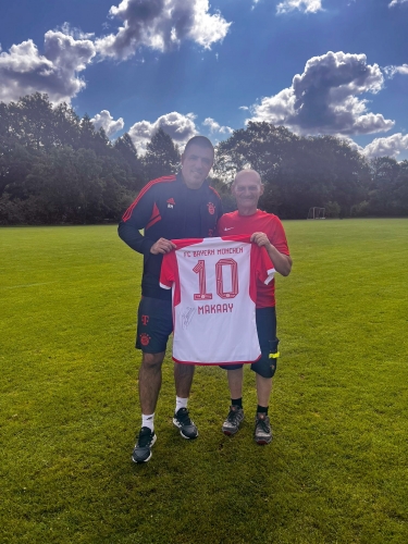 Platzwart Alfred Gäßler mit Roy Makaay