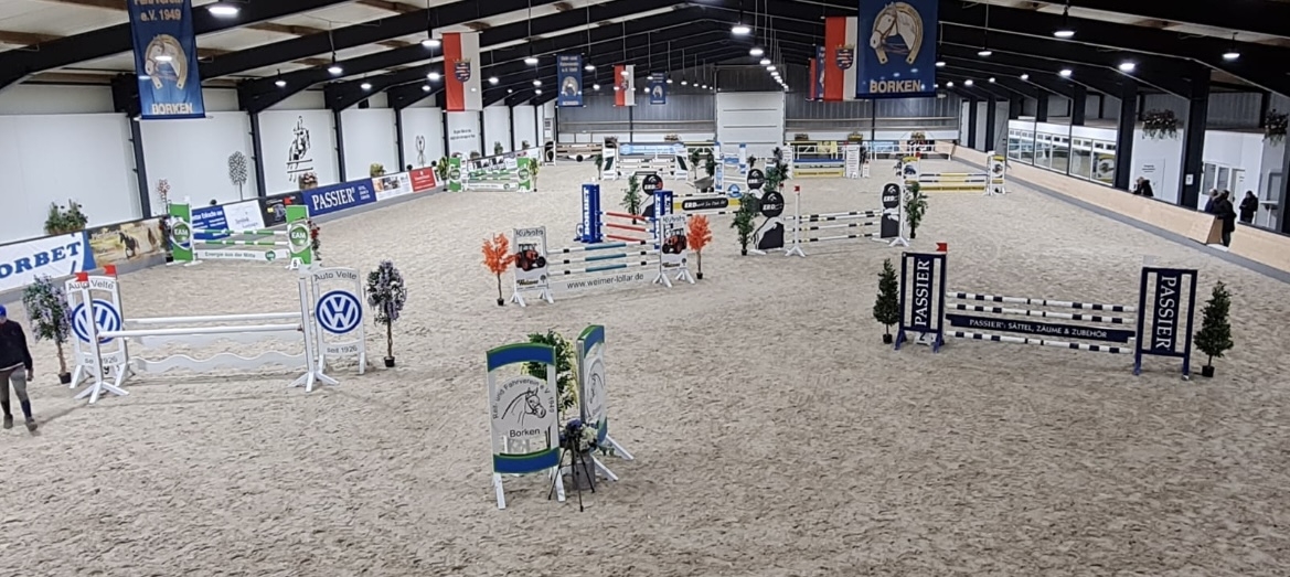 Löwentatzen meets Pferdehufe - Löwen laden zur launigen Neujahrsbegrüßung in die Reithalle