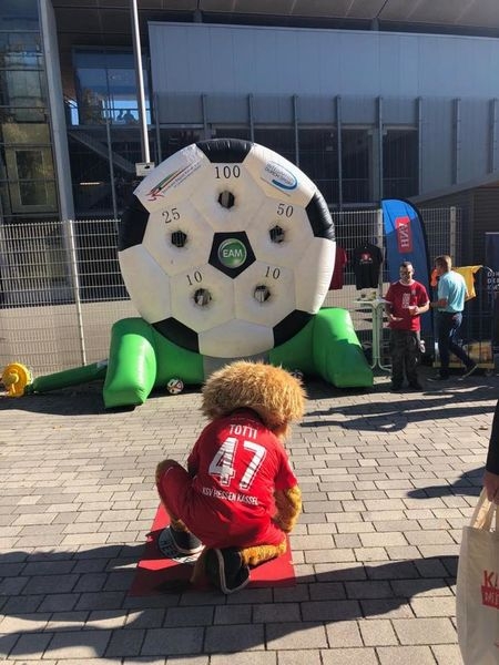 Maskottchen "Totti" hilft mit beim Aufbau einer Schiedsrichter und betreibt Öffentlichkeitsarbeit mit einer Torwandaktion in Zusammenarbeit mit dem Fußballkreis Hofgeismar/Wolfhagen Maskottchen "Totti" hilft mit beim Aufbau einer Schiedsrichter und betreibt Öffentlichkeitsarbeit mit einer Torwandaktion in Zusammenarbeit mit dem Fußballkreis Hofgeismar/Wolfhagen