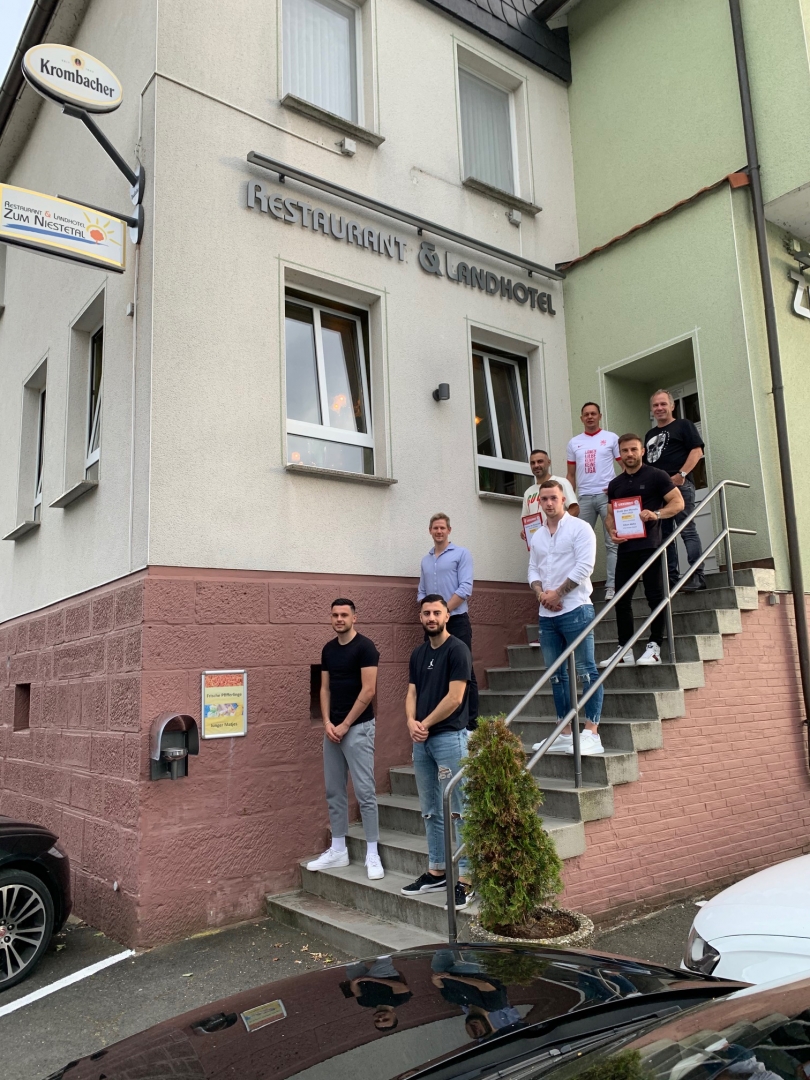Ehrung und Verabschiedung: Luca Wendel, Hüseyin Cakmak, Lutz Anders, Jan-Philipp Häuser, Mahir Saglik, Alban Meha, Swen Meier, Jens Rose Ehrung und Verabschiedung: Luca Wendel, Hüseyin Cakmak, Lutz Anders, Jan-Philipp Häuser, Mahir Saglik, Alban Meha, Swen Meier, Jens Rose