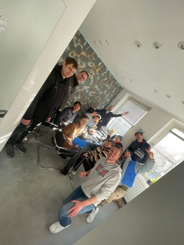 Helfer und Geflüchtete sicher in Kassel angekommen.