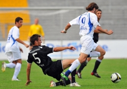 Hessenderby: Kampf um den Ball zwischen Philip Herbold (KSV Hessen Kassel) (L) und Fabio Eidelwein (SV Darmstadt 98)