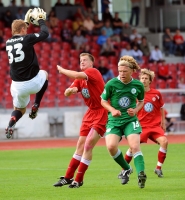 VfL- Keeper Patrick Platins vor Thorsten Bauer, dem wegen Abseits ein feines Tor verwehrt wurde