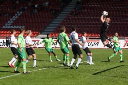 Nicht zu bezwingen im Hinspiel und starker KSV-R&uuml;ckhalt im Albstadion: KSV-Keeper Dennis Lamczyk, hier Archivfoto gegen SSV Reutlingen aus der Hinrunde