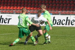 Thorsten Bauer, Mitte, sah sich wie im Hinspiel, als er dreimal traf, oft gleich zwei Gro&szlig;bardorfern gegen&uuml;ber