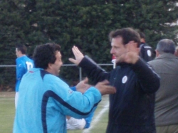 KSV-Trainer Mirko Dickhaut, re., und sein Pendant von El Vilajuiga kommentieren auf unterschiedliche Art mit Mimik und Gestik ein Aktion gegen Mentor Latifi, der vor der Trainerbank zu Fall kam