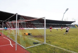 Der sass! Torj&auml;ger Thorsten Bauer dreht nach seinem finalen Ausgleichstor gegen den Spitzentreiter ab