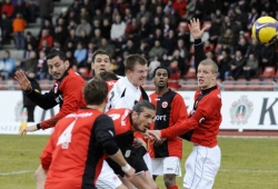 Umzingelt! Gleich sechs Frankfurter nehmen Thorsten Bauer in die Mangel. Arbeitskollege Thorsten Sch&ouml;newolf kommt zur Hilfe.