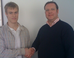 Philipp Bruns,li., und KSV-Vorstandsmitglied und Jurist Albrecht Striegel nach der Vertragsunterzeichnung