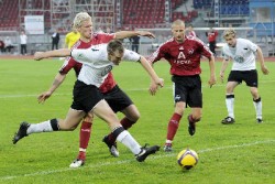 Thorsten Bauer bei seinem typischen Treffer zum 1:0-Sieg gegen den Club 2, hinten ist Vorlagengeber Enrico Gaede um Sicht bem&uuml;ht, damit dem Ruhepol im L&ouml;wen-Spiel das Tor des Abends nicht entgeht...