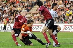 Coolness, Nerven- und Zweikampfst&auml;rke sind am Mittwochabend gefragt: wie hier Mentor Latifi, re., der im letzten Heimspiel gleich drei N&uuml;rnbergern den Schneid und Ball abkn&ouml;pft