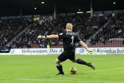 Bereinigte manch brenzlige KSV-Situation seiner Vorderleute: KSV- Keeper Dennis Lamczyk