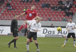Tobias Damm, später Schütze des 3:0, beim Kopfball