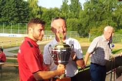 Murat Osmanoglu nahm bei herrlichem Sommerwetter und fairer Stimmung im Stadion an der Erlenstrasse am Ende den Siegerpokal entgegen.