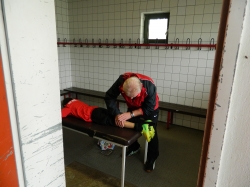 Behandlung von kleinen Verletzungen durch F.Fischer.jpg