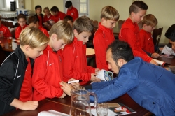 Autogrammstunde3.jpg Autogrammstunde3.jpg