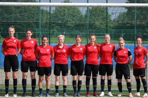 Verlängert wurde mit den Löwinnen Sophie Linke (von links), Josefine Gück, Lisa Lattermann, Silke Lührs, Merret Jessen, Emma Becker, Lena Krause, Kim Schade und Sophia Allmeroth. Ebenfalls verlängert, aber nicht mit auf dem Bild: Sophia Hamel, Sophie Mason, Annalena Poznanski, und Gianna Zachan.