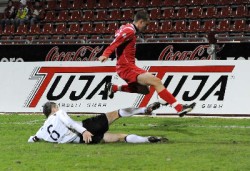 Kapitän Thorsten Schönewolf erzielte vor zwei Jahren in der Alno-Arena das späte 2:1-Siegtor, hier am 7.11.2008 gewohnt kämpferisch