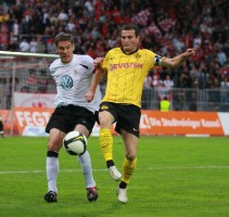 Mit Herz und viel Einsatz seit vielen Jahren für die Löwen dabei: Thorsten Schönewolf, li., hier gegen den schweizer Nationalspieler Alex Frei vom BVB