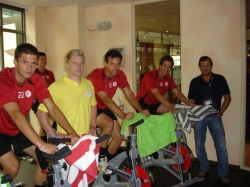 V.L.: Rekonvaleszent Jan-Niklas Hanske, Ricky Wittke, Fitness-Trainer Valentin R&ouml;hrscheid, Philip Herbold, Lukas Lenz und J&uuml;rgen Beute, Gfhr. Wellness Resort