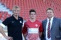 Sportvorstand Claus Schäfer und Axel Blackert vom neuen Sponsor team time Sportvorstand Claus Schäfer und Axel Blackert vom neuen Sponsor team time