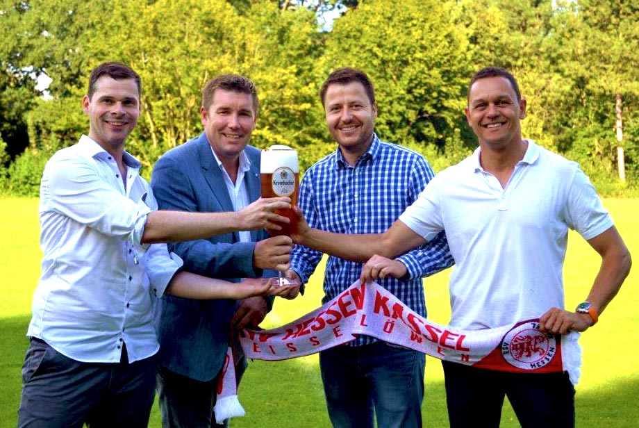 Stoßen auf die weitere Partnerschaft mit Krombacher an: v.l.n.r.: Daniel Bettermann, Christoph Schneehain, Michael Krannich, Swen Meier Stoßen auf die weitere Partnerschaft mit Krombacher an: v.l.n.r.: Daniel Bettermann, Christoph Schneehain, Michael Krannich, Swen Meier